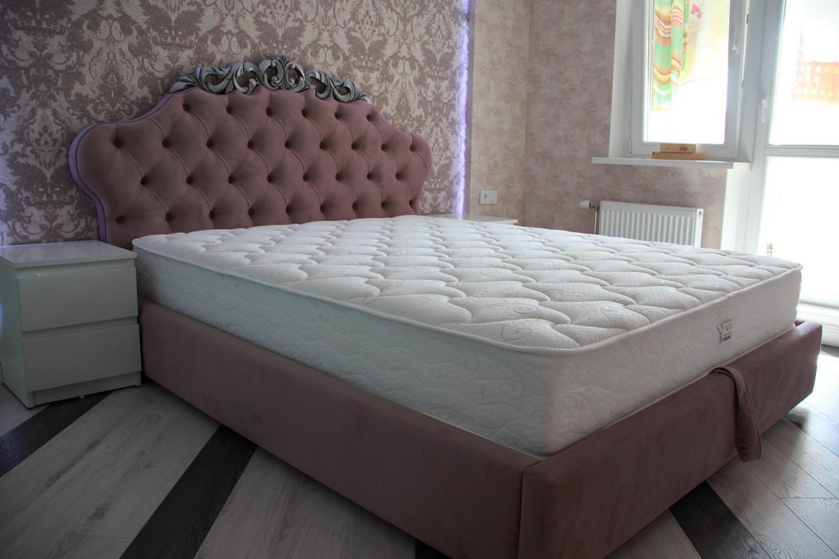 Кровать с декором