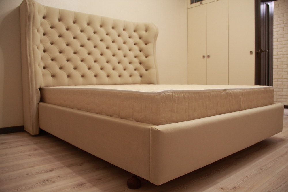 Кровать с шикарным изголовьем